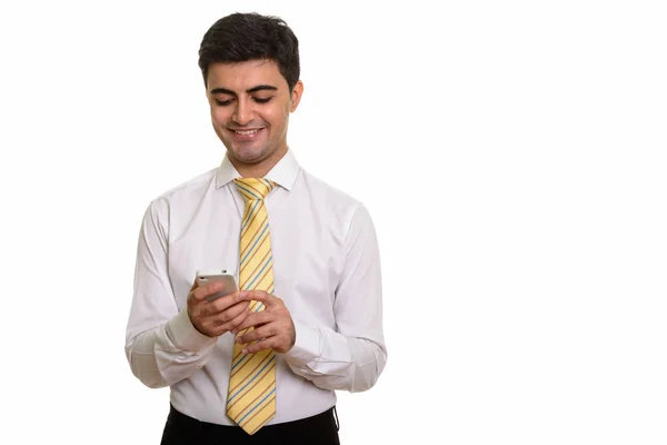Jeune homme d'affaires persan heureux utilisant le téléphone mobile — Photo