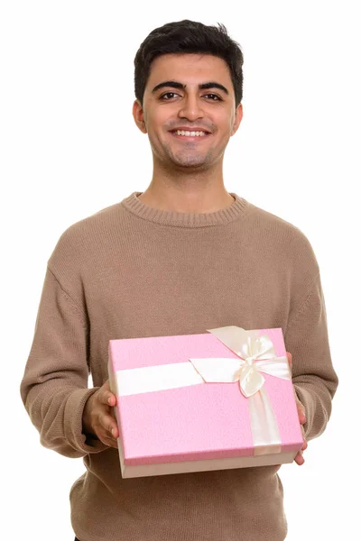 Молодой счастливый перс держит подарочную коробку, готовую к дню святого Валентина — стоковое фото
