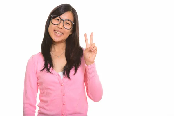 Joven feliz mujer asiática dando señal de paz —  Fotos de Stock