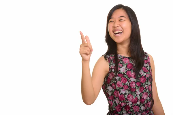 Fiatal boldog ázsiai nő nevet, miközben ujjal mutogat — Stock Fotó