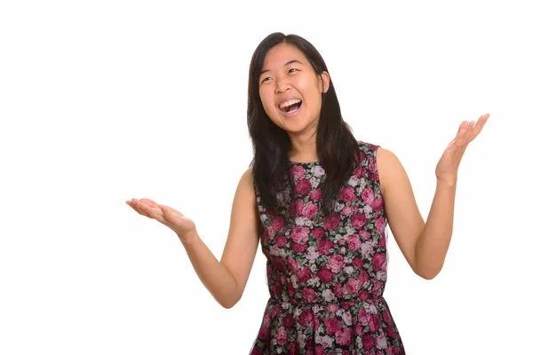 Jovem mulher asiática feliz olhar confuso — Fotografia de Stock