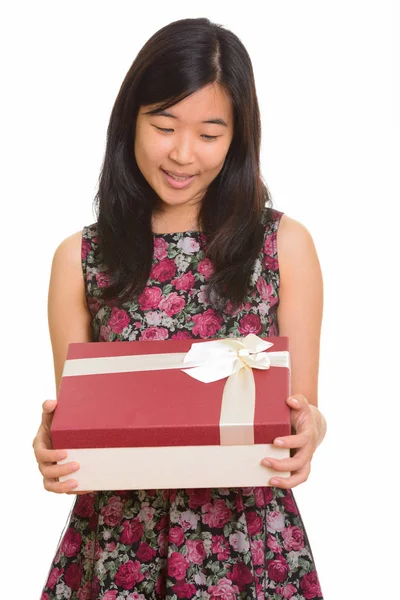 Молодая счастливая азиатка с подарочной коробкой — стоковое фото