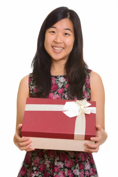 年轻快乐的亚洲女人拿着礼品盒 — 图库照片