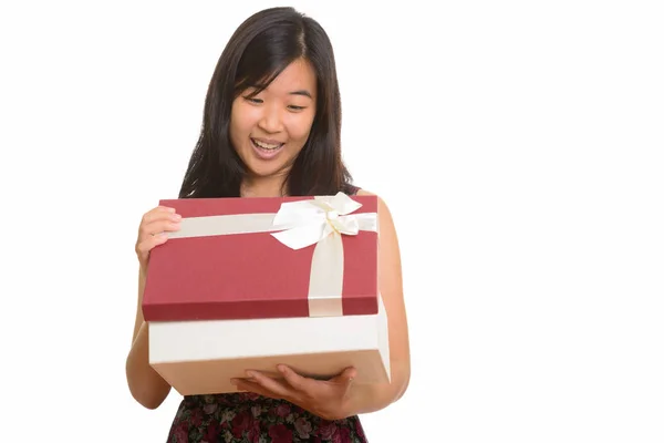 Молодая счастливая азиатка открывает подарок бо — стоковое фото