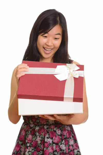 Молодая счастливая азиатка открывает подарочную коробку — стоковое фото
