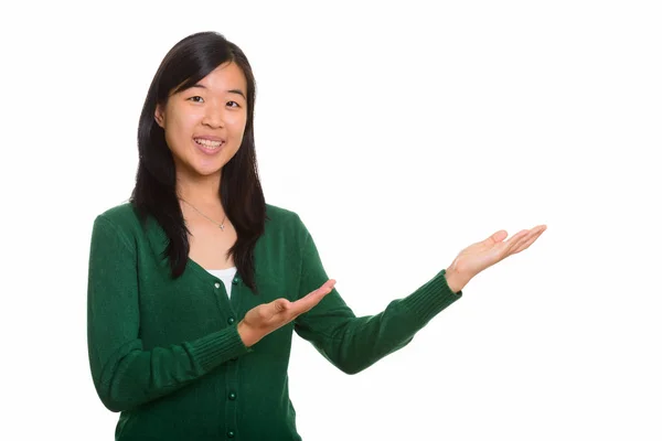 Jovem mulher asiática feliz mostrando algo — Fotografia de Stock