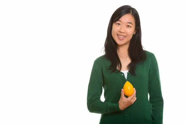 Giovane felice donna asiatica in possesso di limone — Foto Stock