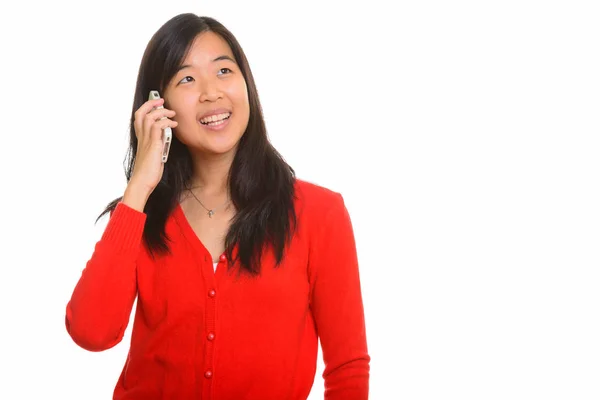Jeune femme asiatique heureuse parlant sur téléphone mobile — Photo