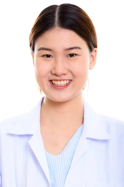 Ansiktet på ung glad asiatisk kvinna läkare ler — Stockfoto