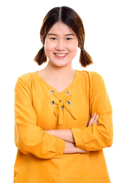 Studio záběr mladé šťastné asijské ženy usmívající se s rukama přes — Stock fotografie