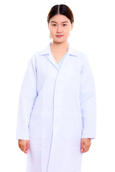 Studio shot of young beautiful Asian woman doctor standing — Stock Photo, Image