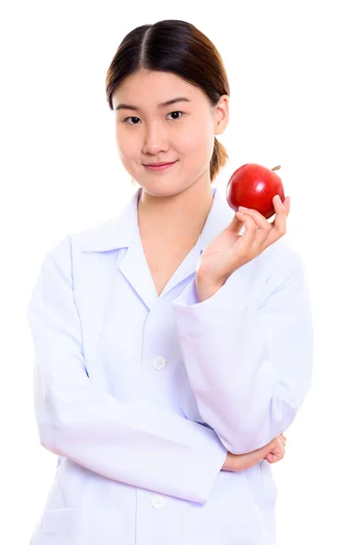Genç, güzel Asyalı kadın doktor elinde kırmızı elma tutuyor. — Stok fotoğraf