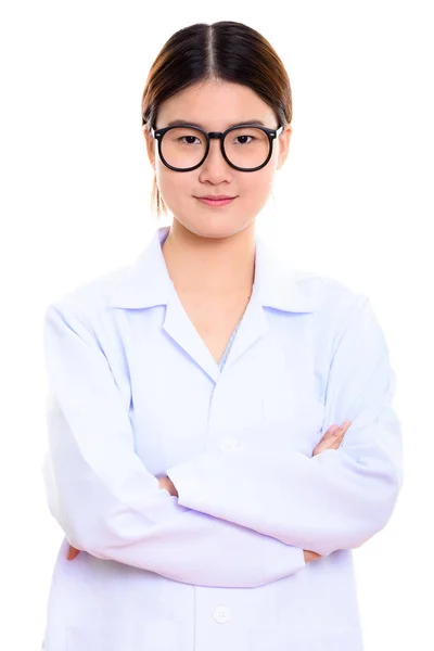 Studio shot de jeune belle asiatique femme médecin avec bras cros — Photo