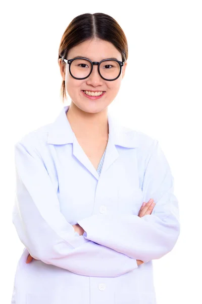 Студийный снимок молодой счастливой азиатки-врача, улыбающейся с руками — стоковое фото