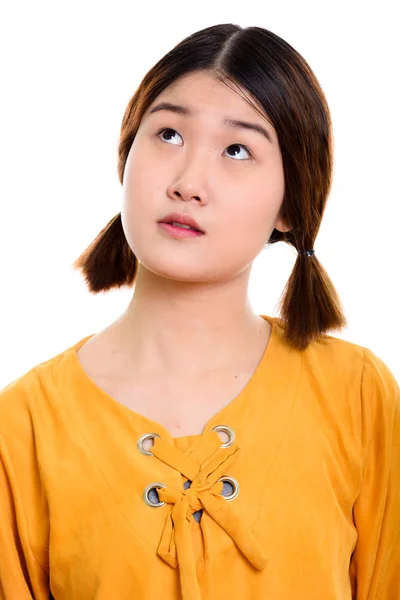 Rosto de jovem bela mulher asiática pensando — Fotografia de Stock