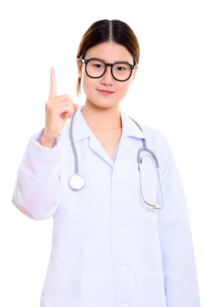 Estúdio tiro de jovem bela mulher asiática médico apontando finge — Fotografia de Stock