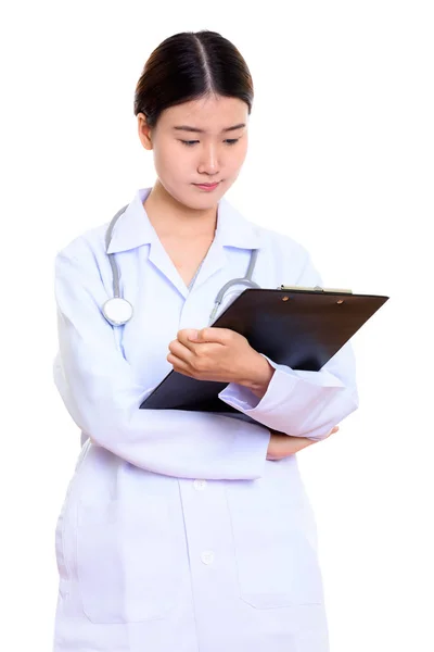 Студийный снимок молодой красивой азиатки-врача, читающей на Кли — стоковое фото