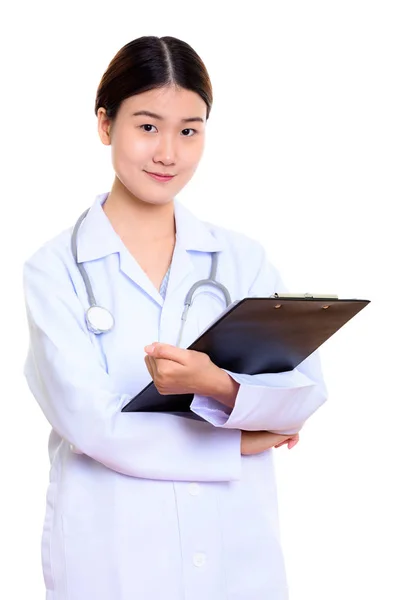 Studio colpo di giovane bella asiatica donna medico holding clipbo — Foto Stock