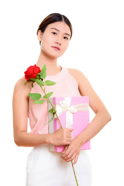 赤いバラとギフト ボックスを準備ができて保持若い美しいアジアの女性 — ストック写真