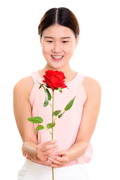 Strzał studio młoda kobieta azjatyckich szczęśliwy uśmiechający się i przytrzymanie czerwonej r — Zdjęcie stockowe