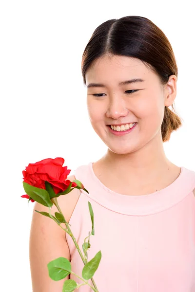 Zbliżenie na młodych Asian kobieta szczęśliwy uśmiechający się trzymając i lo — Zdjęcie stockowe
