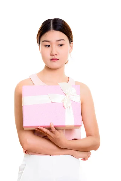 ギフト ボックス ウコンを保持している若い美しいアジア女性のスタジオ撮影 — ストック写真