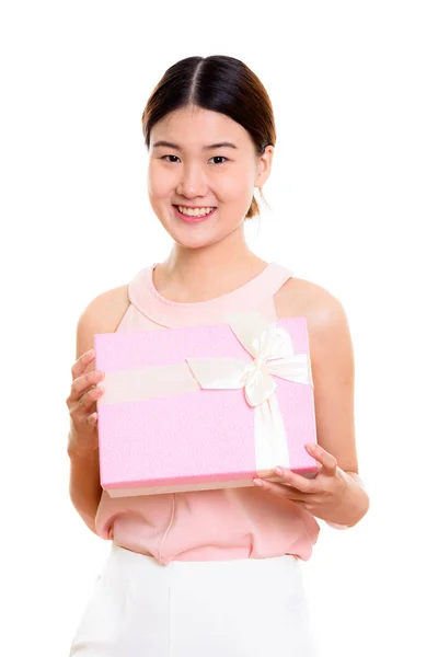 Strzał studio młoda kobieta azjatyckich szczęśliwy uśmiechający się i trzyma prezent — Zdjęcie stockowe