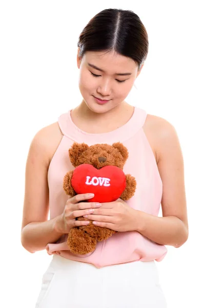 Joven hermosa mujer asiática sosteniendo y mirando osito de peluche wi —  Fotos de Stock