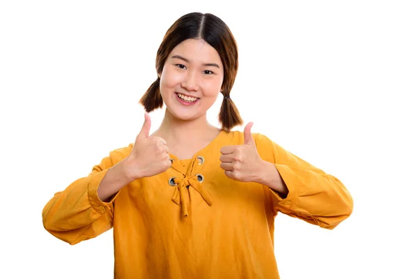 Studio záběr mladá šťastná asijské ženy usmívající se zároveň dává thum — Stock fotografie
