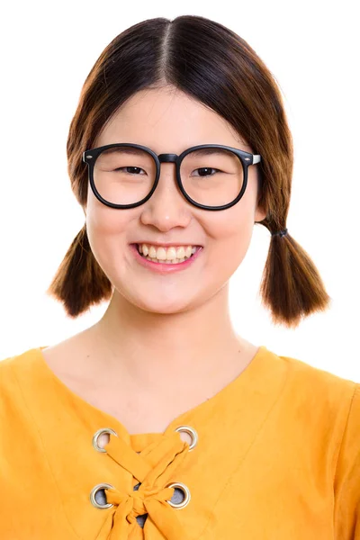 Gezicht van jong gelukkig aziatisch vrouw glimlachen terwijl het dragen van bril — Stockfoto