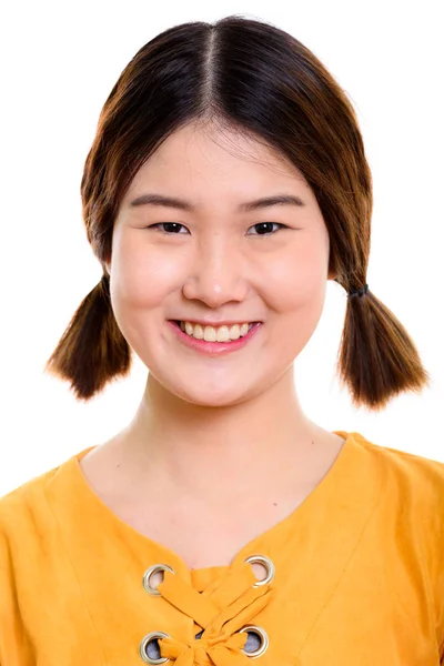Gezicht van jong gelukkig aziatisch vrouw glimlachen met vlechten — Stockfoto