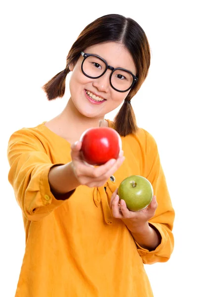 Boldog fiatal ázsiai nő mosolyogva, miközben a gazdaság zöld alma és gi — Stock Fotó