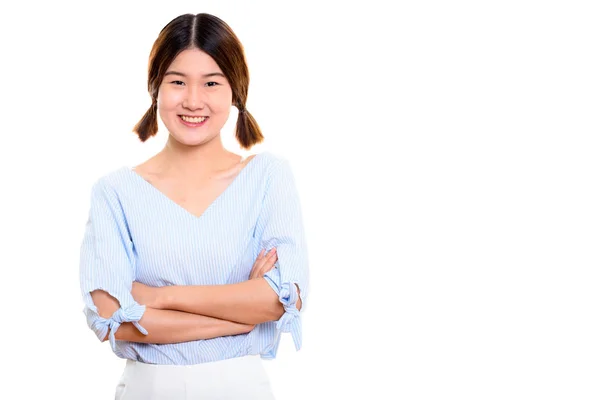 Studio colpo di giovane donna asiatica felice sorridente con le braccia incrociate — Foto Stock