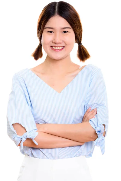 Estudio disparo de joven feliz mujer asiática sonriendo con los brazos cruzados —  Fotos de Stock