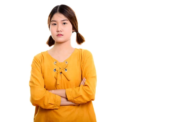 Studio colpo di giovane bella donna asiatica con le braccia incrociate — Foto Stock
