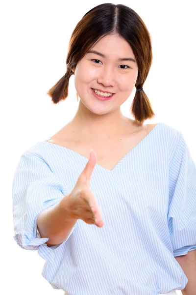 Studio záběr mladá šťastná asijské ženy usmívající se přitom dává ruku — Stock fotografie