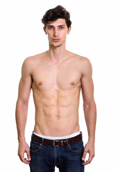 Studio zdjęcie młodego przystojnego mężczyzny stojącego bez koszuli — Zdjęcie stockowe