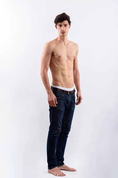 Повний знімок тіла молодого красивого чоловіка, що стоїть на правій стороні сорочки — стокове фото