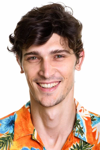 Cara de joven feliz hombre guapo sonriendo usando camisa hawaiana — Foto de Stock