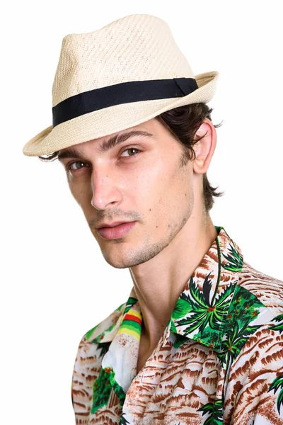 Rosto de homem bonito jovem vestindo camisa havaiana e chapéu — Fotografia de Stock