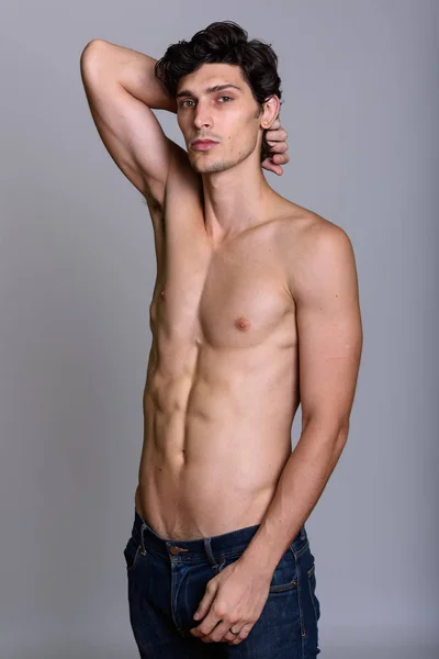 Studio plan de jeune homme beau posant torse nu — Photo