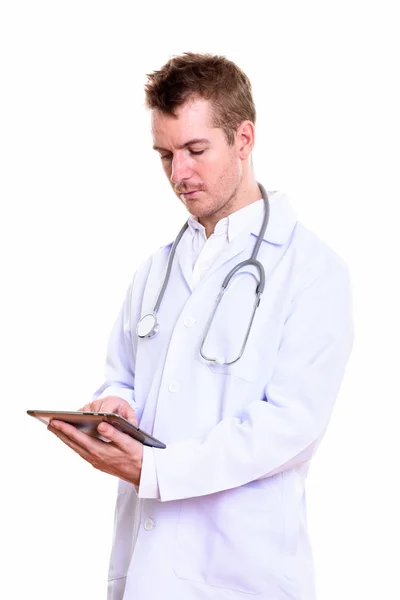 Doktorun dijital tablet kullanırken çekilmiş bir fotoğrafı. — Stok fotoğraf