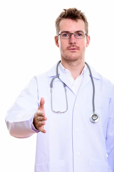 Estúdio tiro de homem médico dando aperto de mão — Fotografia de Stock