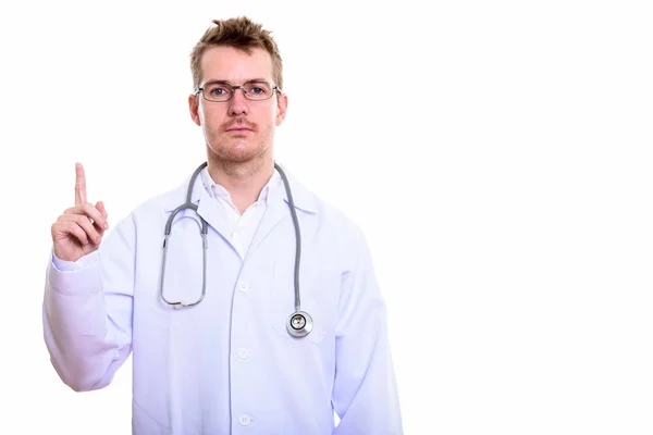 Студійний знімок лікаря-чоловіка, який вказує пальцем вгору — стокове фото