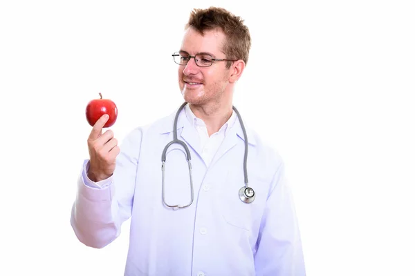 Estúdio tiro de homem feliz médico sorrindo enquanto segurando e olhar — Fotografia de Stock