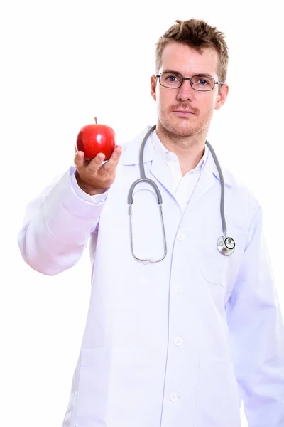 Στούντιο πλάνο του γιατρού άνθρωπος κρατώντας κόκκινο μήλο — Φωτογραφία Αρχείου