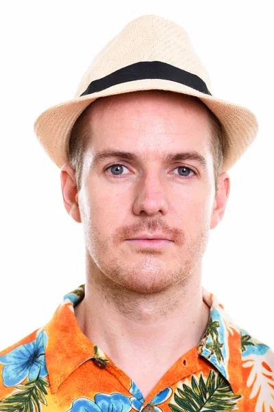 Ansiktet på mannen bär Hawaiian skjorta och hatt redo för semester — Stockfoto