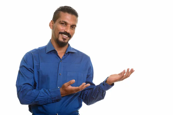 Jovem feliz indiano empresário mostrando algo — Fotografia de Stock