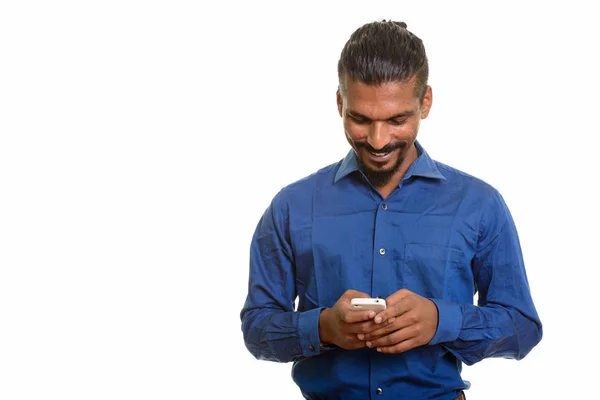 젊고 행복 한 인도 사업가가 휴대폰을 사용하다 — 스톡 사진