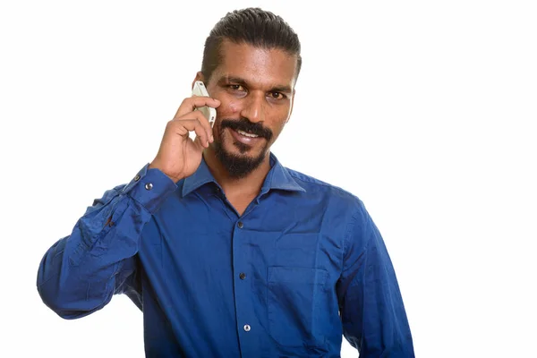 Νεαρός χαρούμενος Ινδός επιχειρηματίας μιλάει στο κινητό τηλέφωνο — Φωτογραφία Αρχείου